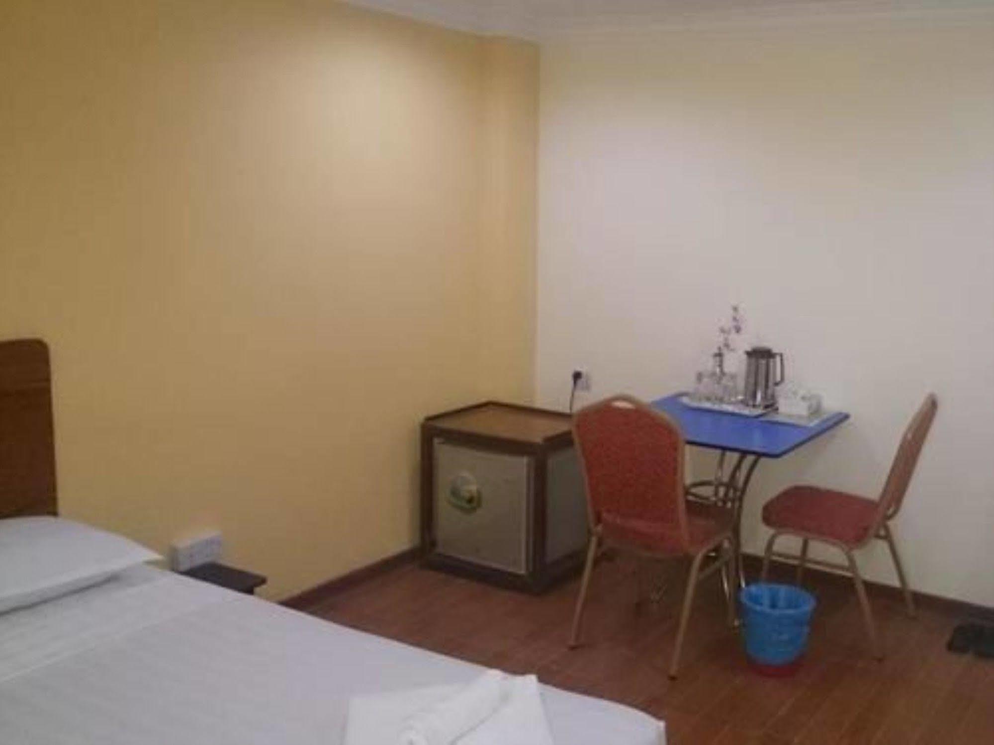 Silver Moon Hotel Yangon Extérieur photo