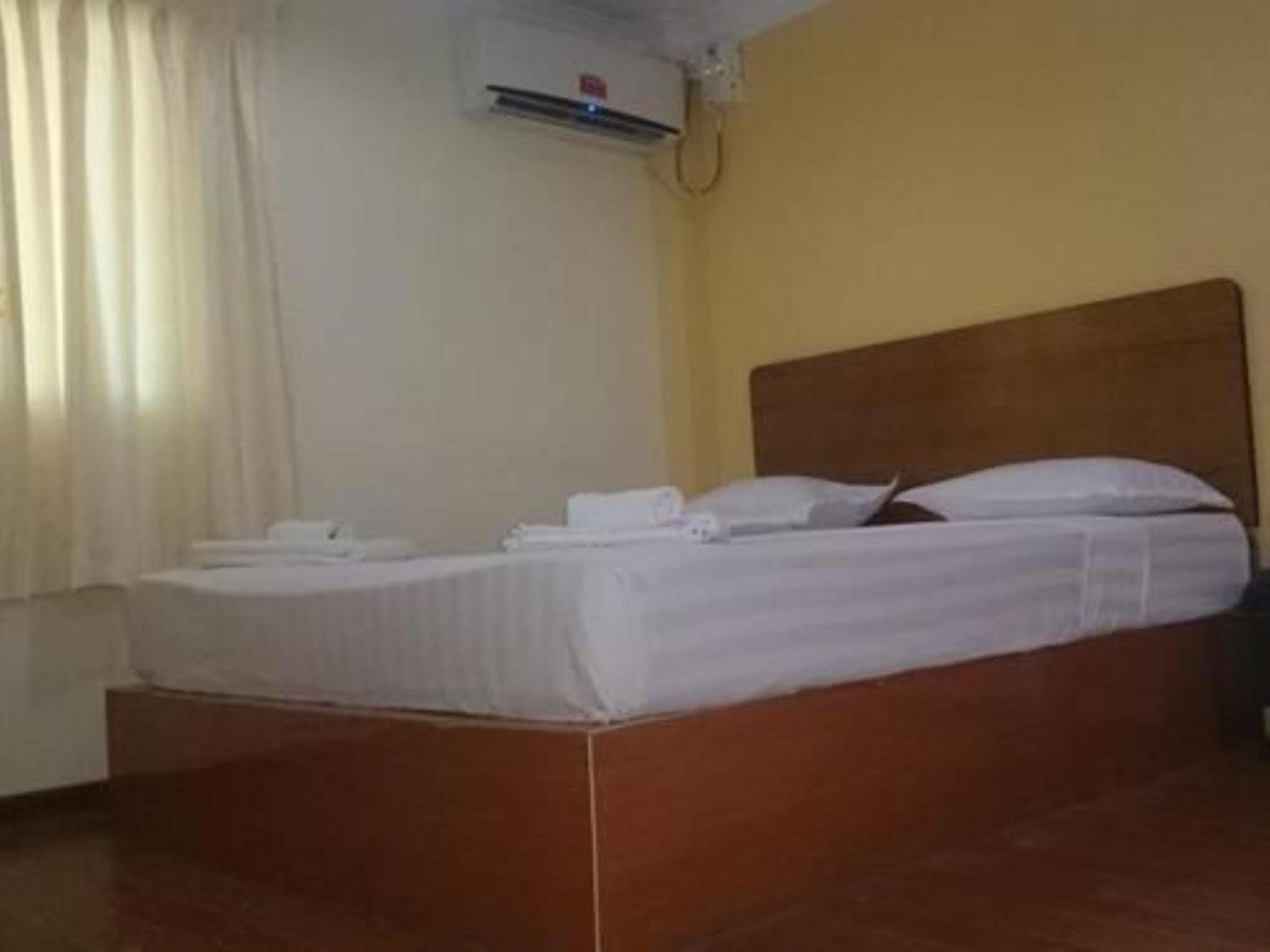 Silver Moon Hotel Yangon Extérieur photo