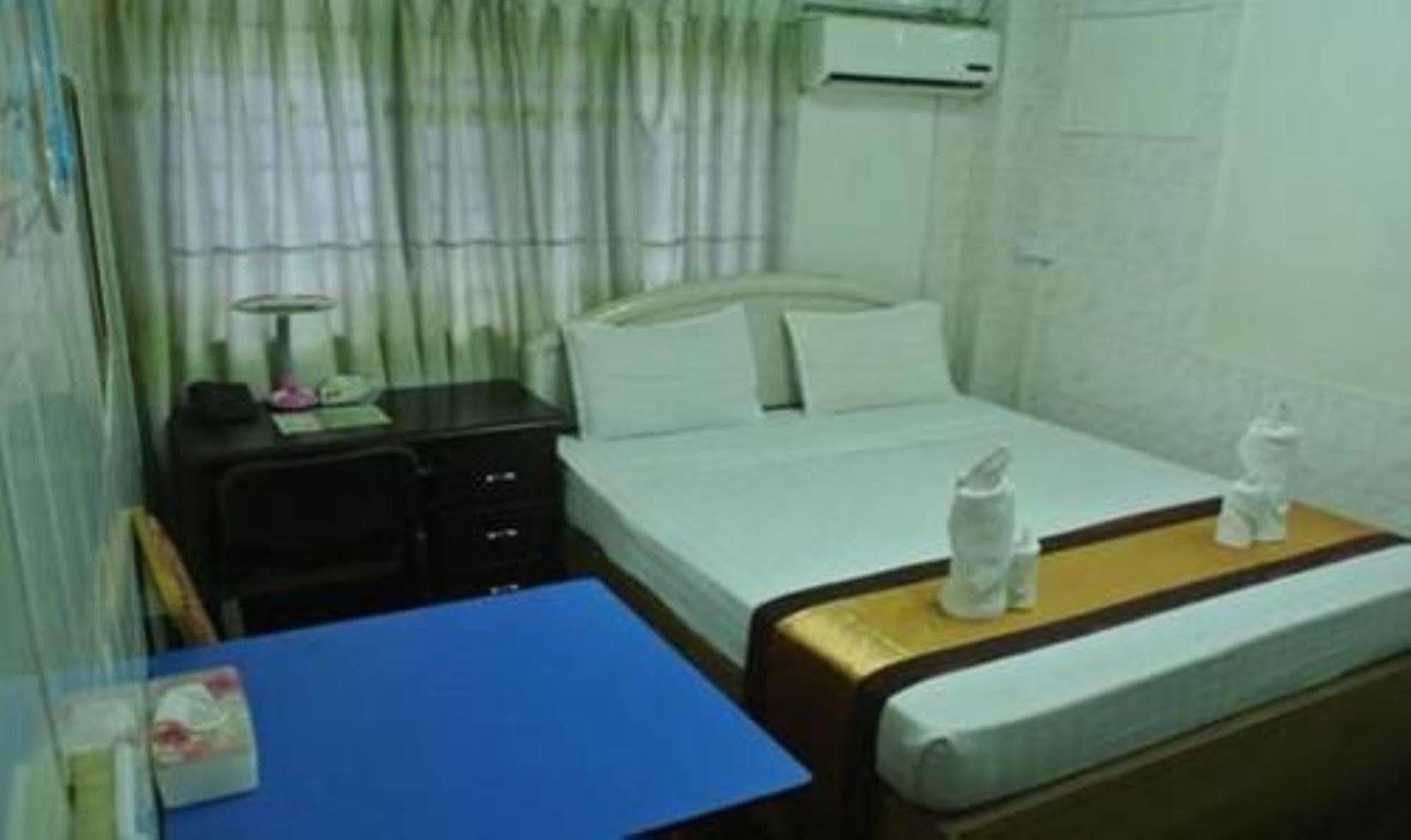 Silver Moon Hotel Yangon Extérieur photo
