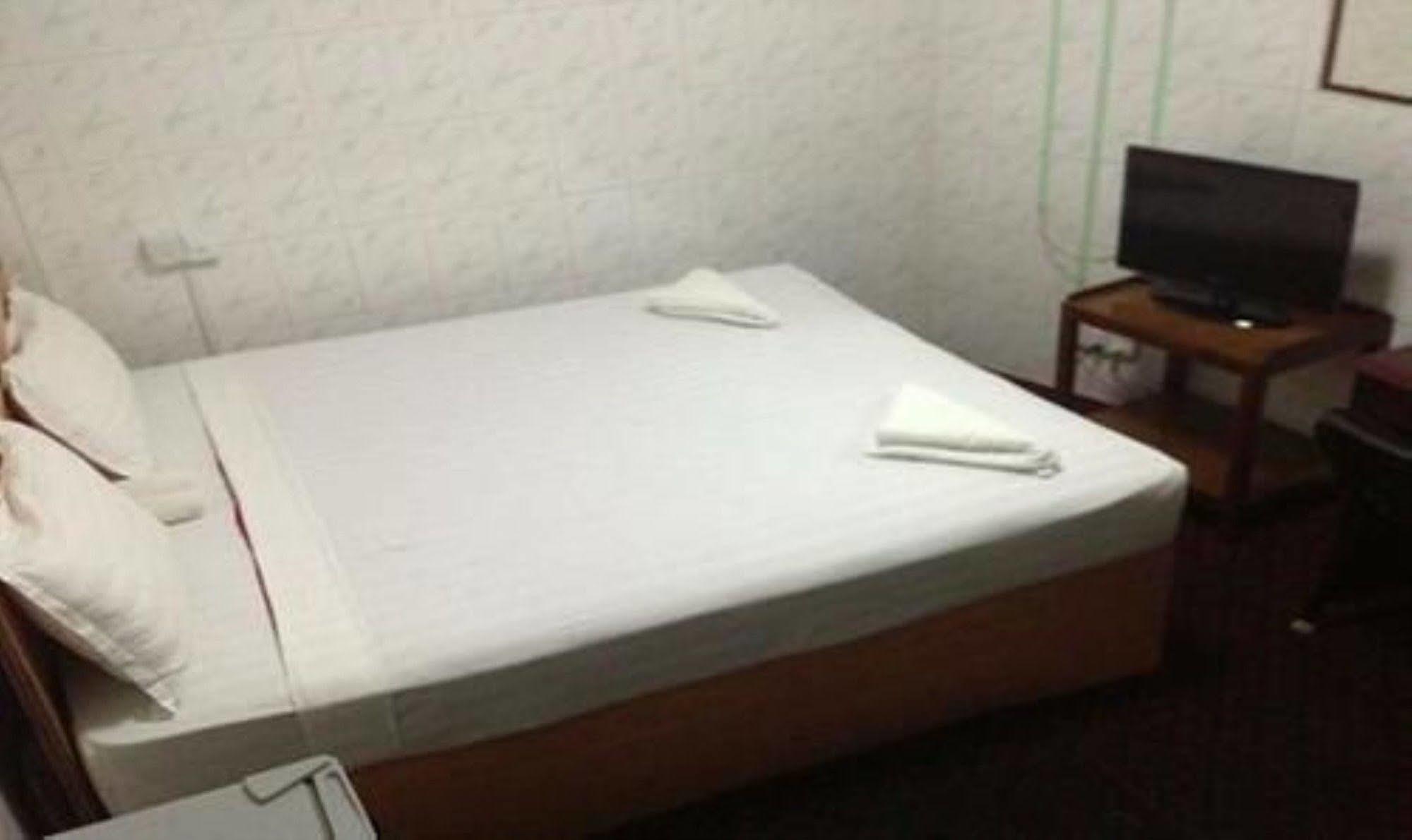 Silver Moon Hotel Yangon Extérieur photo