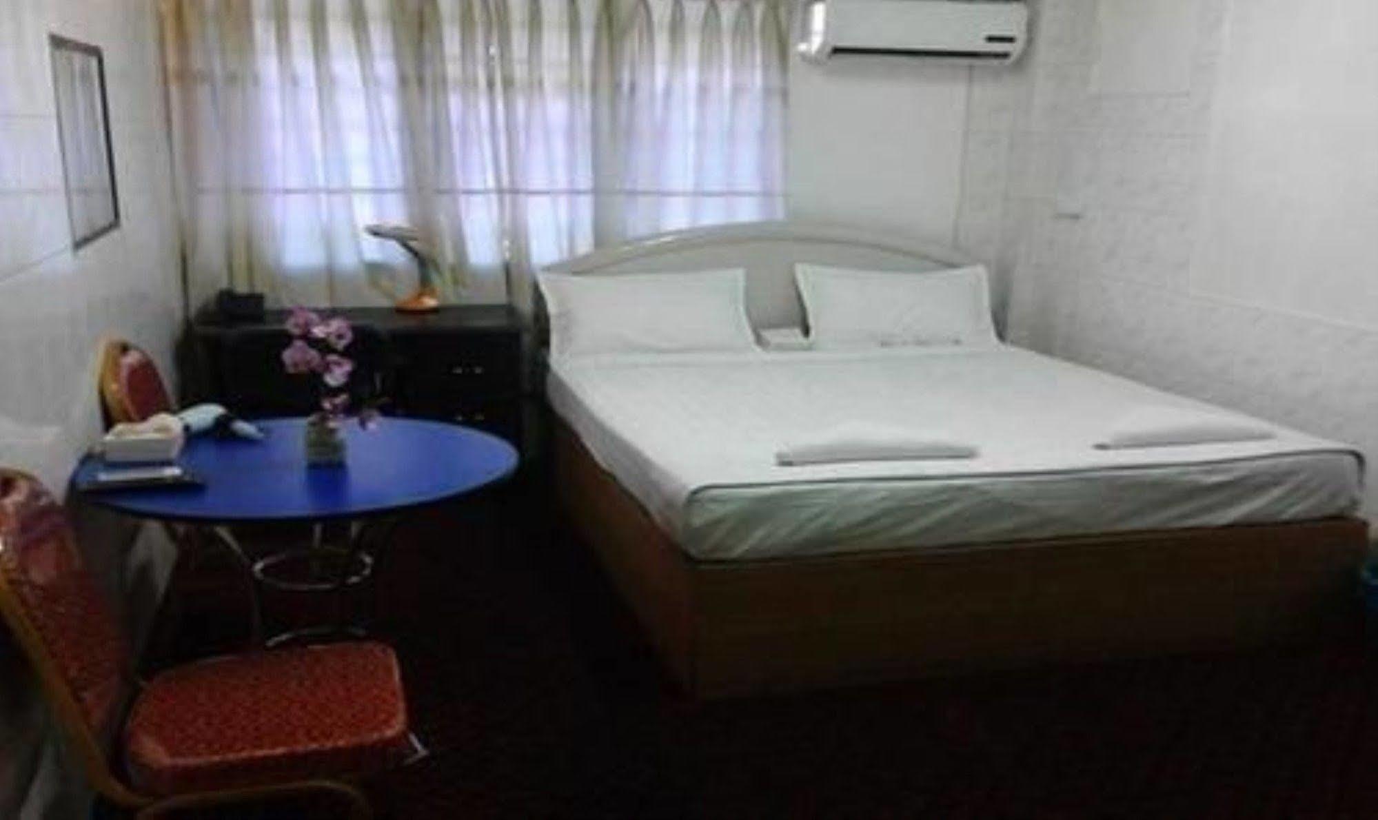 Silver Moon Hotel Yangon Extérieur photo